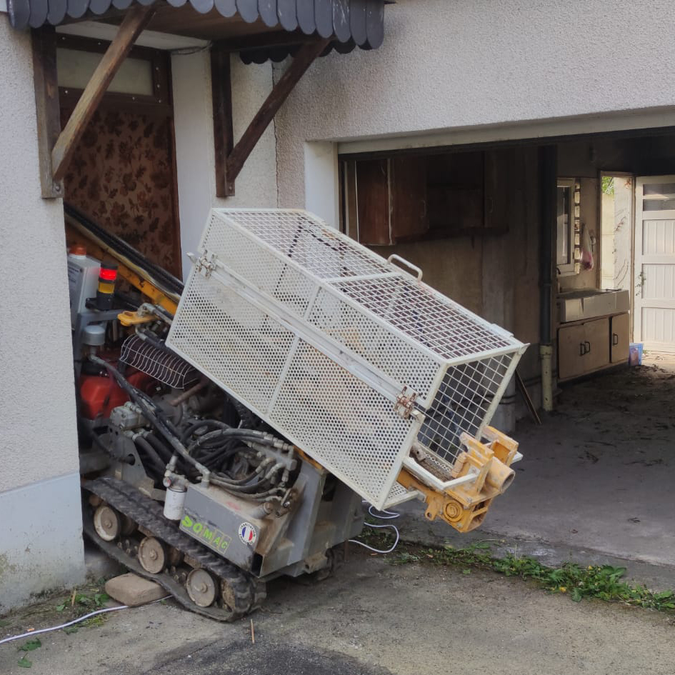 Photo d'une machine en action dans un accès difficile